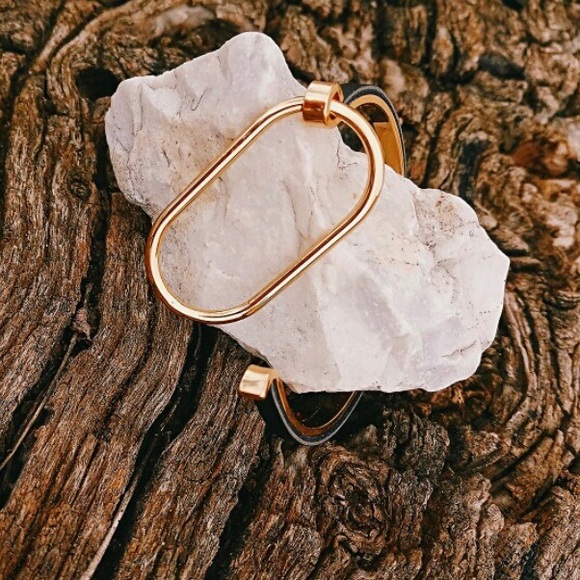 Just In! 🆕 FAYE Minimalist Bangle Cuff Bracelet - Picture 4 of 8